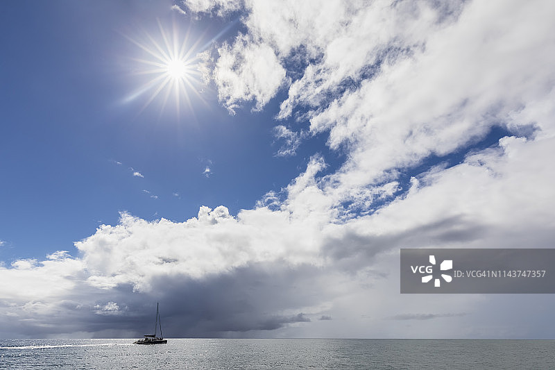 美国，夏威夷，考艾岛，双体船对着太阳和云图片素材