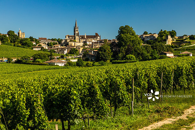 圣爱美浓，有着美丽的天空。法国波尔多葡萄酒图片素材