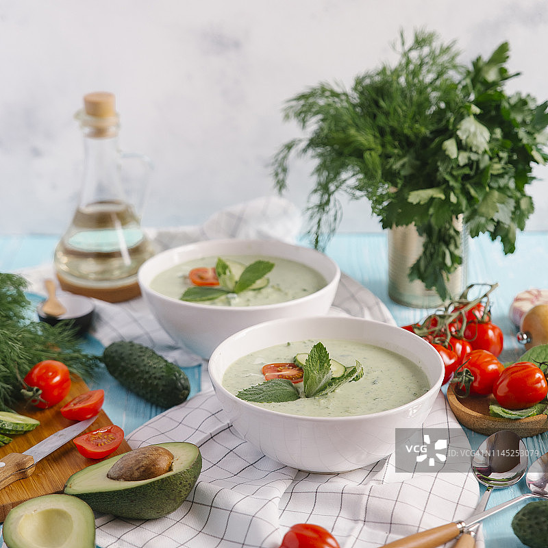桌子上的蔬菜汤的特写图片素材