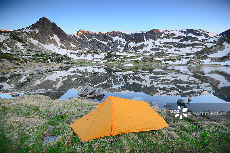 保加利亚瑞拉山七瑞拉湖湖边的露营帐篷图片素材