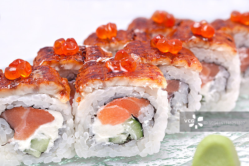 寿司手卷配鲑鱼和费城奶酪，上面放鳗鱼图片素材
