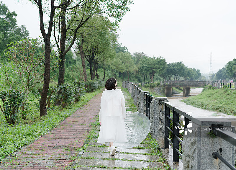 雨后在公园散步的亚洲女性图片素材