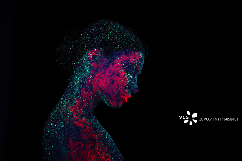 一个美丽的女孩外星人的侧面肖像。紫外线人体艺术与星星和粉红色水母绿色夜空。图片素材