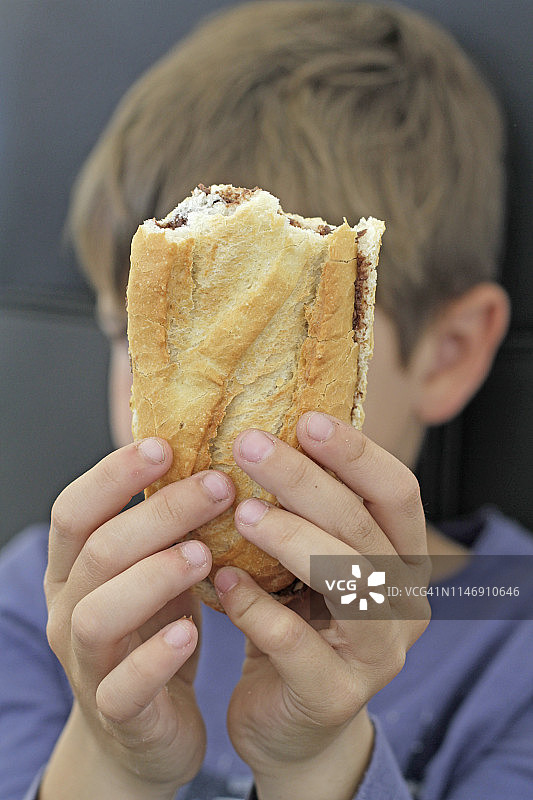 男孩吃三明治图片素材