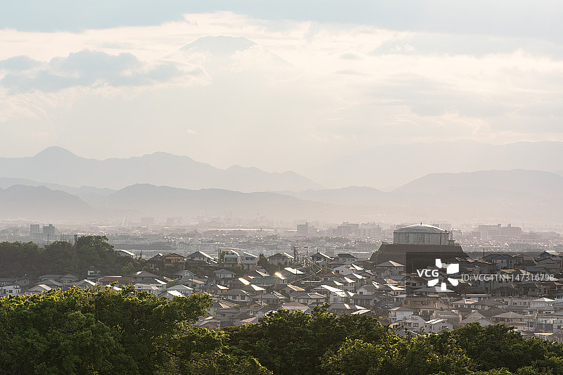 夕阳照在日本住宅区上图片素材