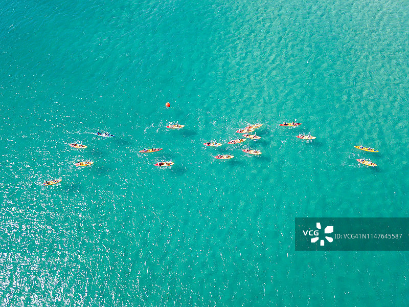 在澳大利亚拜伦湾，人们在皮划艇上享受海洋的空中视角图片素材