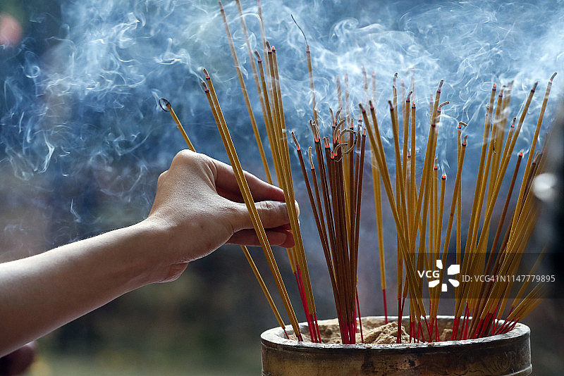 玉帝宝塔(蔡福海)，香在香锅上燃烧，烟用来尊敬佛祖，胡志明市，越南，印度支那，东南亚，亚洲图片素材