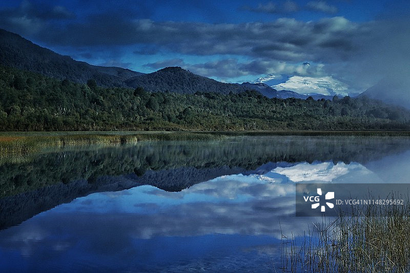 蒙特卡多反映在马斯卡迪湖，纳胡尔瓦皮国家公园，阿根廷。图片素材