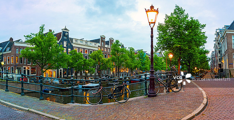 黄昏时分，自行车停在阿姆斯特丹的一座桥上图片素材