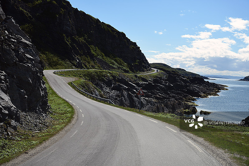 挪威北部勒贝斯比附近的海岸公路图片素材