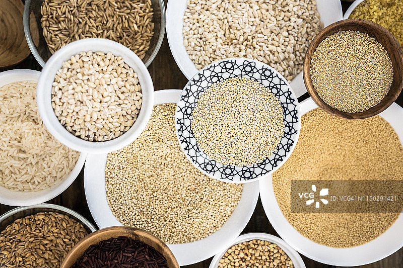 杂粮:红米，黑米，大麦，苋菜，藜麦，大米，碾碎干，斯佩尔特小麦，燕麦和荞麦图片素材