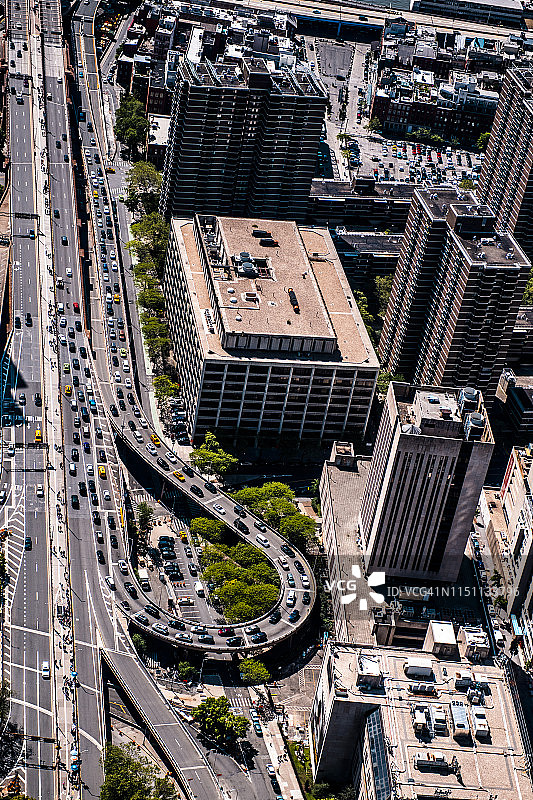 从纽约曼哈顿上空的直升机上拍摄的布鲁克林大桥和佩斯大学图片素材
