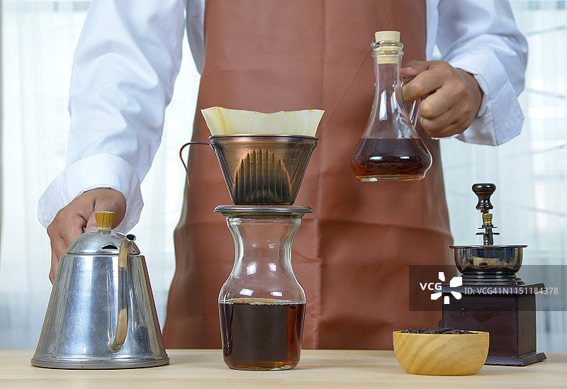 咖啡师展示滴咖啡，滴咖啡图片素材