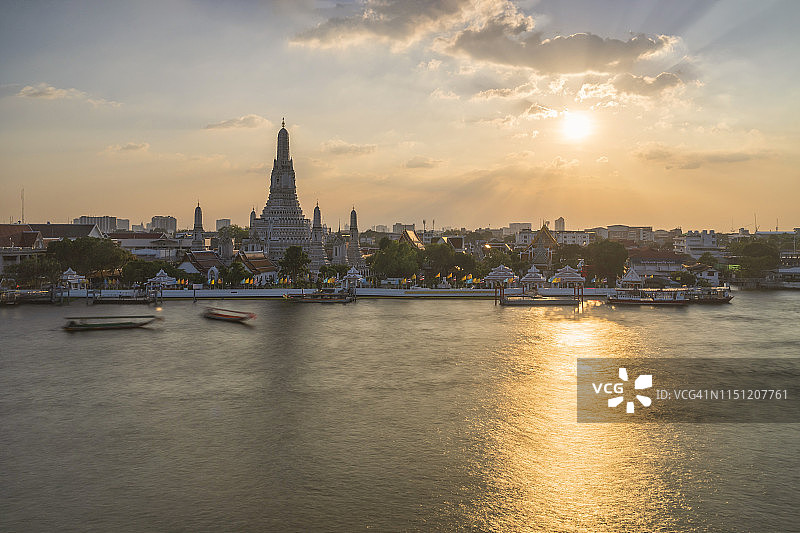 沿湄南河旅行的长尾的士船是湄南河最受欢迎的地标景观。黎明寺，Wat Arun寺，泰国曼谷，湄南河最受欢迎的地标景观泰国曼谷。图片素材