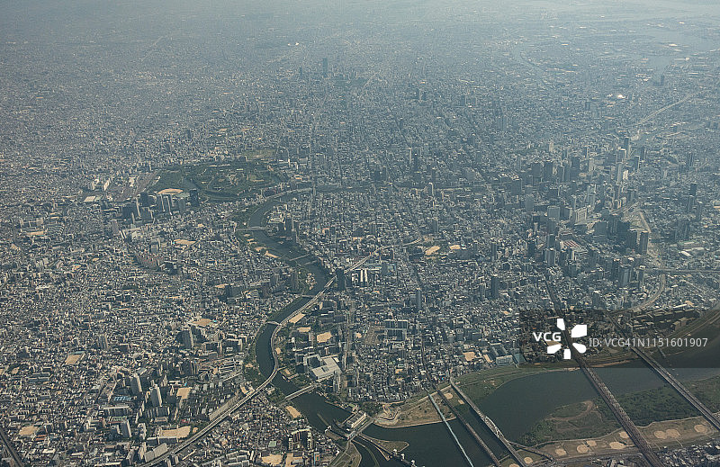 日本大阪市中心白天从飞机上鸟瞰图片素材