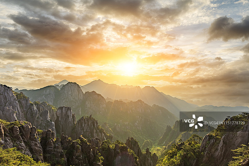 黄山美丽的自然景观，日出，中国图片素材