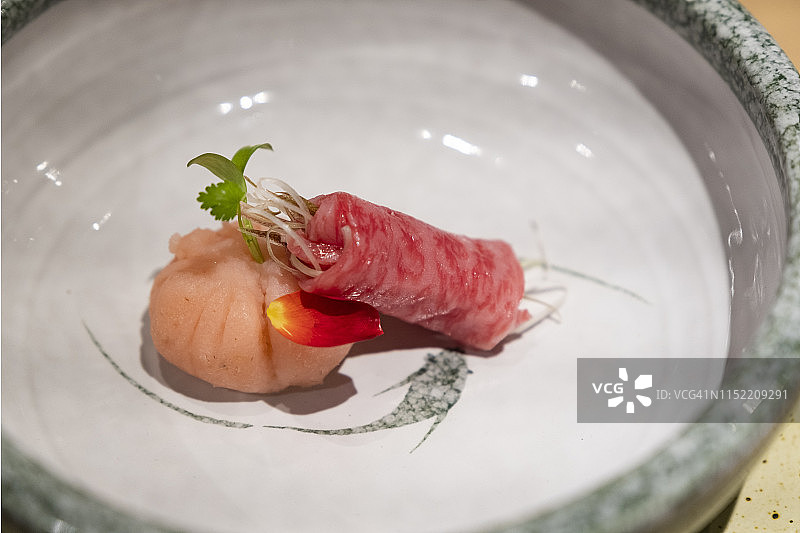 日本传统食物，生和牛肉片配蘑菇图片素材