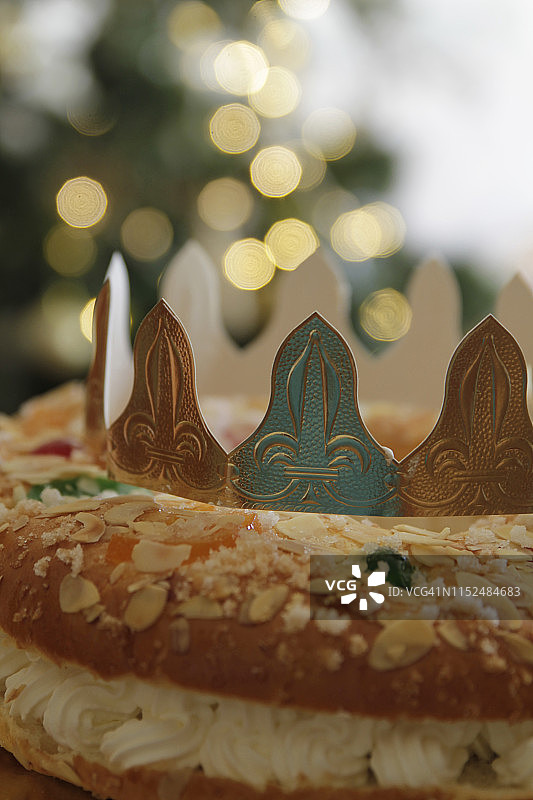 特写主显节蛋糕与圣诞灯的背景图片素材