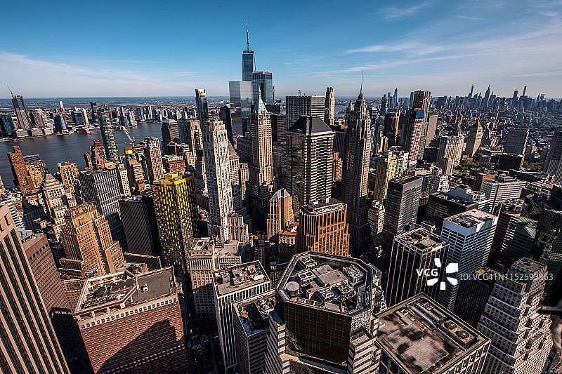 曼哈顿下城高耸的摩天大楼和世界贸易中心一号大楼在黄金时间被直升机拍下图片素材