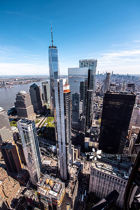 曼哈顿下城的世界贸易中心一号，日出时从直升机上拍下图片素材