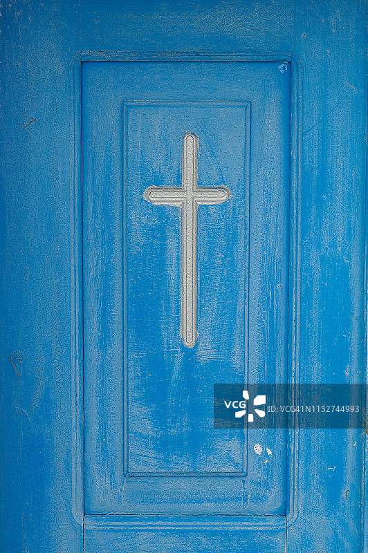 希腊圣托里尼岛上的一扇教堂门图片素材