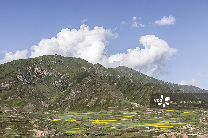 蓝天白云下的中国西部青藏高原风光图片素材