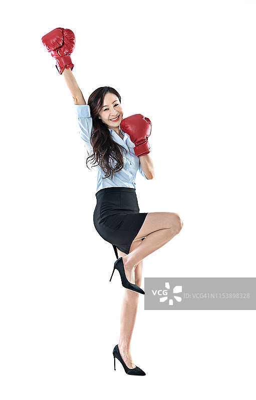 女商人高举着拳击手套在白色的背景图片素材
