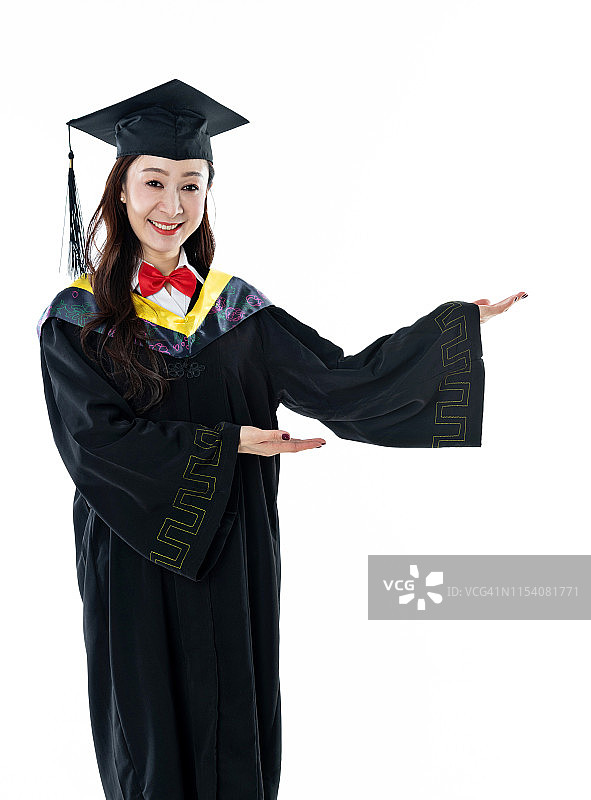 在白色背景上做手势的女毕业生图片素材