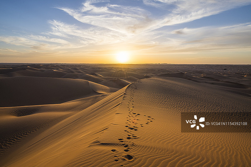 在撒哈拉沙漠，提姆蒙，阿尔及利亚西部，北非，非洲的巨大沙丘上的日落图片素材