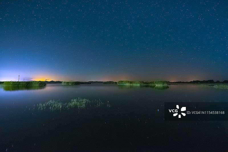 夜晚的星星倒映在湖面上图片素材