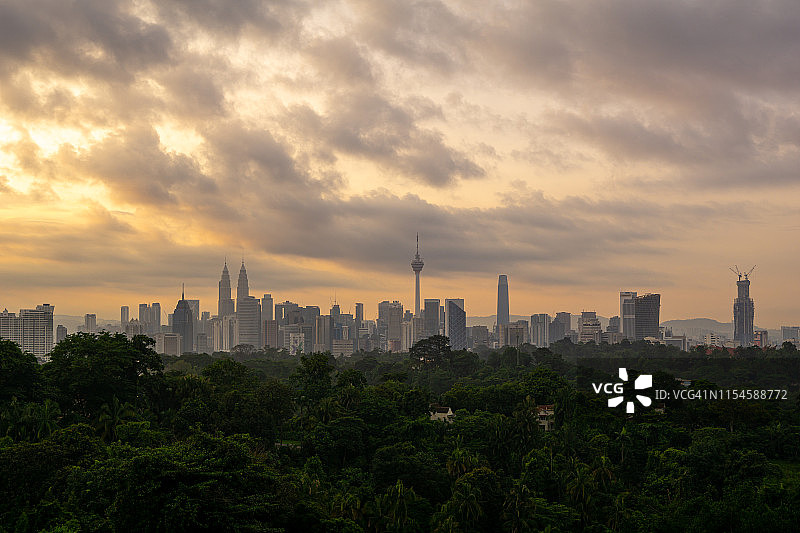 吉隆坡多云的日出图片素材