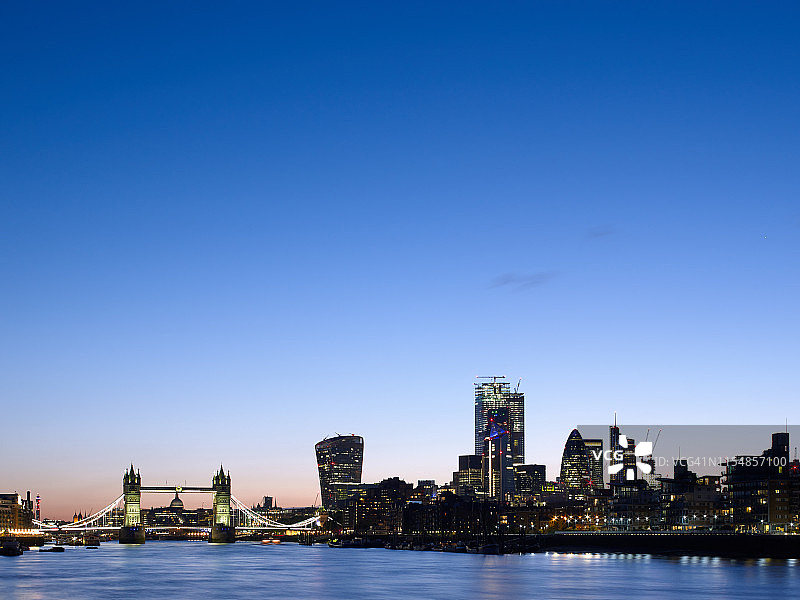 黄昏时分泰晤士河对岸的伦敦城市天际线图片素材