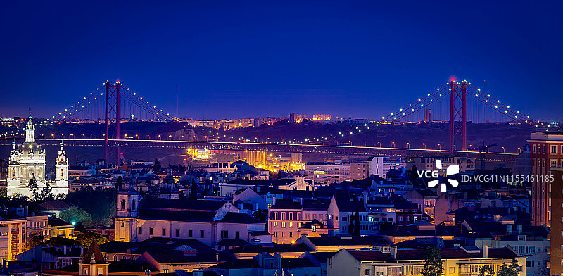 葡萄牙里斯本夜晚的城市景观，全景的灯光桥在背景图片素材