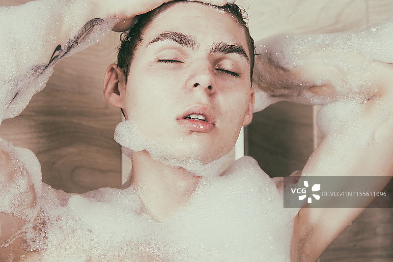 年轻性感的男人在淋浴图片素材
