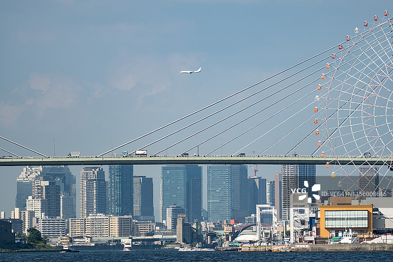 飞机在大阪市上空飞行图片素材