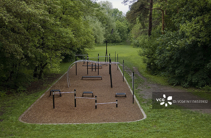城市公园的户外健身房图片素材