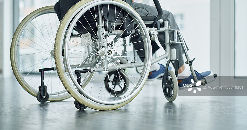 如何克服轮椅带给你的耻辱?图片素材