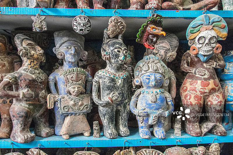 墨西哥市La Ciudadela市场出售的陶瓷雕像纪念品。图片素材