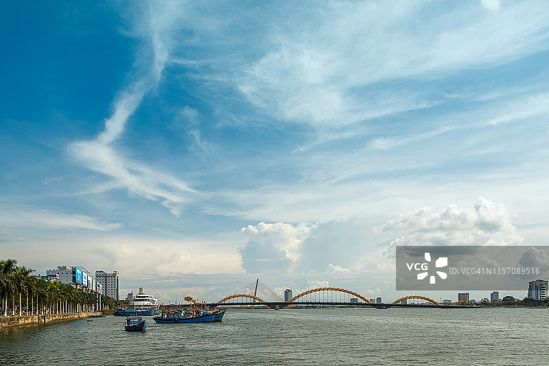 汉江上的岘港城市景观。越南岘港图片素材