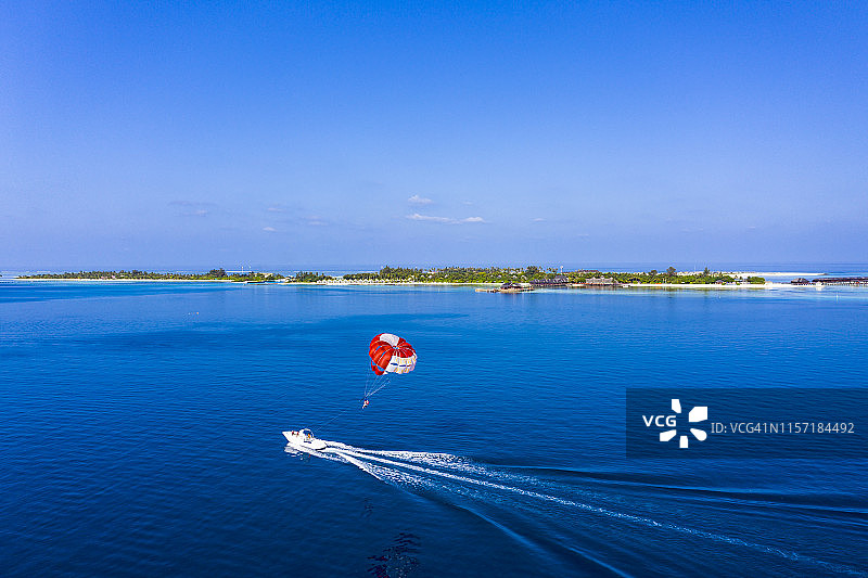 马尔代夫，南马累环礁，在一个环礁上的海上滑翔伞鸟瞰图片素材