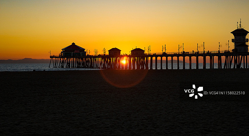 日落时分的南加州亨廷顿海滩码头图片素材