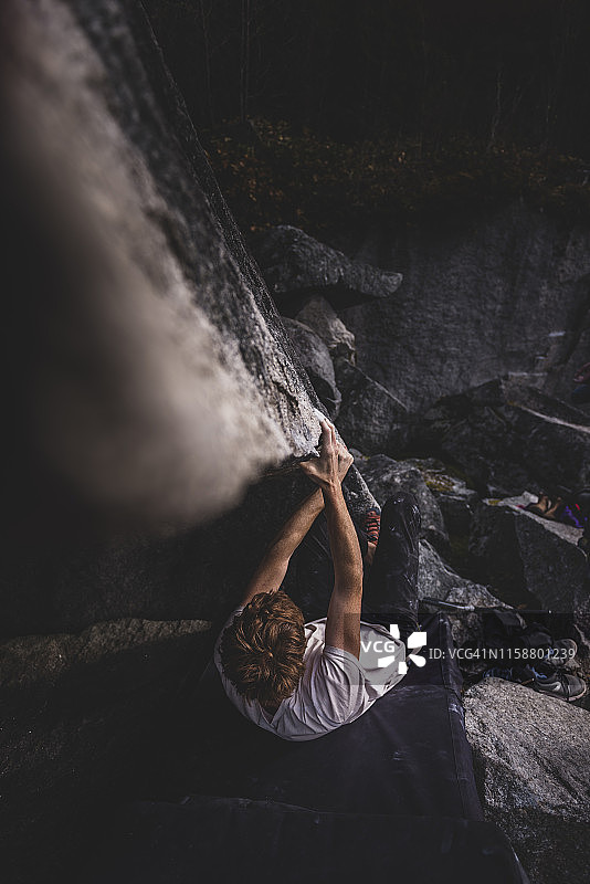 攀登者在森林中抱石，斯阔米什，加拿大图片素材