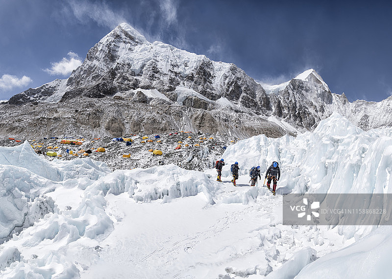 尼泊尔，Solo Khumbu，来自珠穆朗玛峰大本营的登山者图片素材