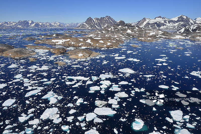 格陵兰岛，东格陵兰，安马塞利克岛和峡湾的鸟瞰图与包或漂流冰图片素材