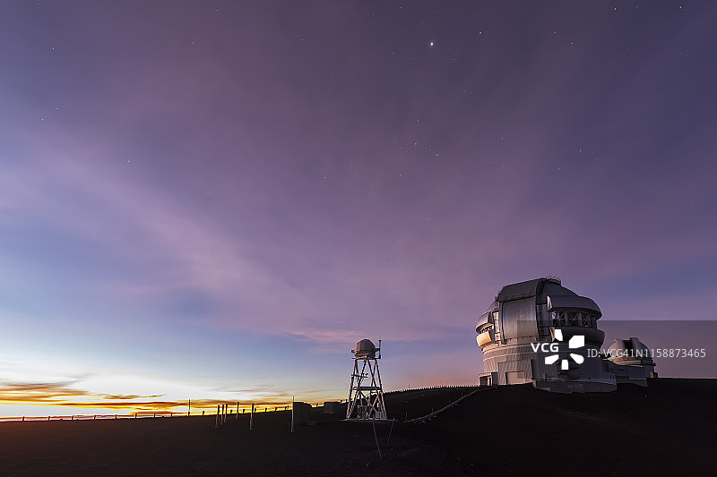 美国，夏威夷，莫纳克亚火山，望远镜在莫纳克亚天文台日出前图片素材