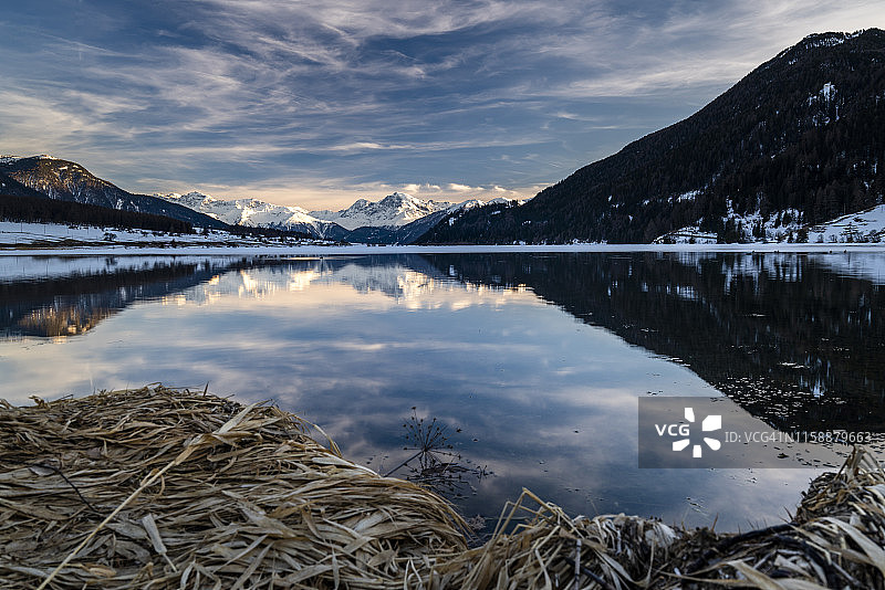意大利，南蒂洛尔，阿尔卑斯山，冬天的海德湖图片素材