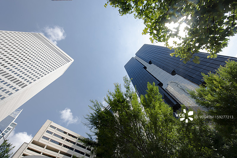 低角度视角的现代建筑对天空在城市图片素材