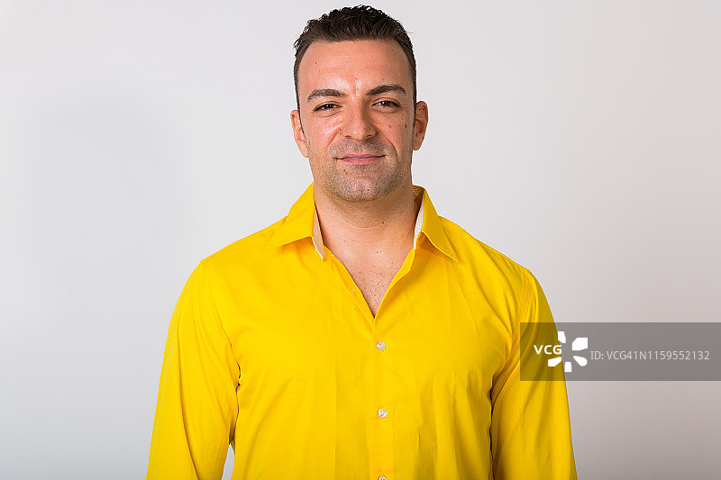 白色背景下穿黄色衬衫的男人的肖像图片素材