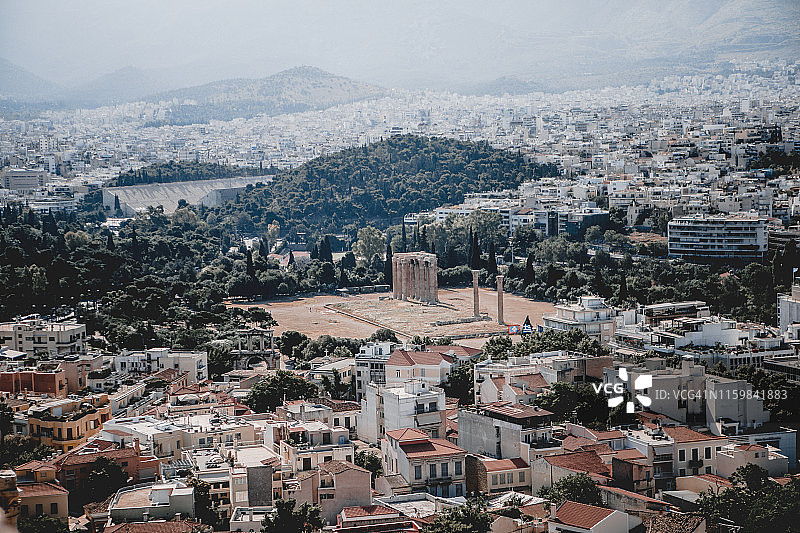 希腊雅典的奥林匹亚宙斯神庙——从卫城俯瞰图片素材