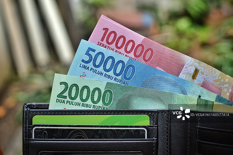 钱:钱包里的印尼盾图片素材